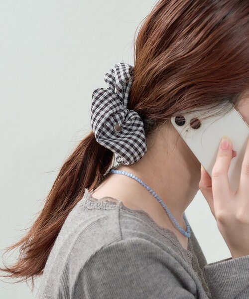 mystic（ミスティック）の「チャーム付きギンガムシュシュ（シュシュ・レディース・レッド/ブラック・ONE SIZE）」の3枚目の写真