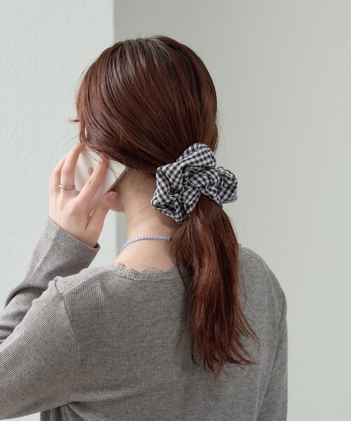 mystic（ミスティック）の「チャーム付きギンガムシュシュ（シュシュ・レディース・レッド/ブラック・ONE SIZE）」の4枚目の写真