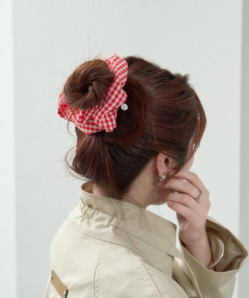 mystic（ミスティック）の「チャーム付きギンガムシュシュ（シュシュ・レディース・レッド/ブラック・ONE SIZE）」の7枚目の写真