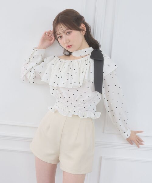 MAJESTIC LEGON(マジェスティックレゴン)の「ワンショルフリルリボンブラウス(シャツ/ブラウス・レディース・ホワイト系その他2/ブラック系その他/グレー系その他・MEDIUM)」の2枚目の写真