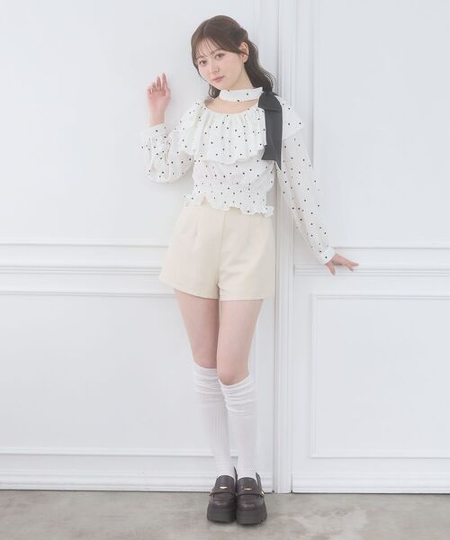 MAJESTIC LEGON(マジェスティックレゴン)の「ワンショルフリルリボンブラウス(シャツ/ブラウス・レディース・ホワイト系その他2/ブラック系その他/グレー系その他・MEDIUM)」の4枚目の写真