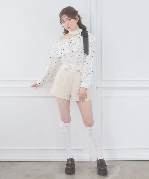 MAJESTIC LEGON(マジェスティックレゴン)の「ワンショルフリルリボンブラウス(シャツ/ブラウス・レディース・ホワイト系その他2/ブラック系その他/グレー系その他・MEDIUM)」の5枚目の写真