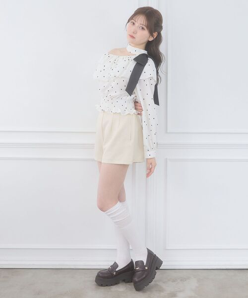 MAJESTIC LEGON(マジェスティックレゴン)の「ワンショルフリルリボンブラウス(シャツ/ブラウス・レディース・ホワイト系その他2/ブラック系その他/グレー系その他・MEDIUM)」の6枚目の写真