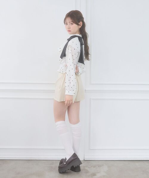 MAJESTIC LEGON(マジェスティックレゴン)の「ワンショルフリルリボンブラウス(シャツ/ブラウス・レディース・ホワイト系その他2/ブラック系その他/グレー系その他・MEDIUM)」の7枚目の写真