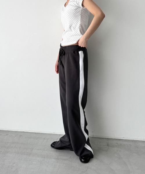 CANAL JEAN（キャナルジーン）の「El mar　ローライズラインパンツ（スウェットパンツ・レディース・チャコールグレー/ネイビー・ONE SIZE）」の2枚目の写真