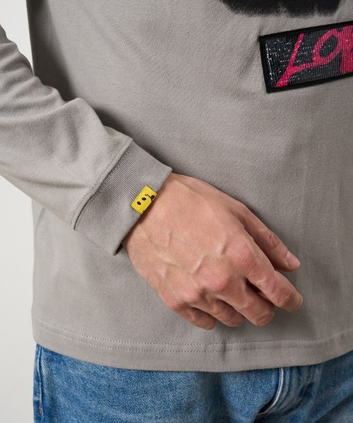 STUD MUFFIN(スタッドマフィン)の「mlt5684- 5.6ozコットン天竺 ALLWENEEDISシークインLS Tシャツ(624-02898)(Tシャツ/カットソー・メンズ・ブラック/チャコールグレー/ホワイト・2/3/4)」の4枚目の写真