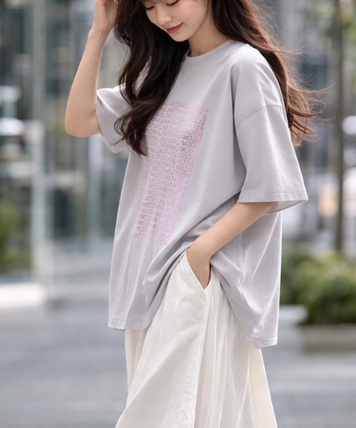 PATRIOT TAXI SELECT(パトリオットタクシーセレクト)の「【KILA MODA】きらめきロゴデザインプルオーバー(Tシャツ/カットソー・レディース・オフホワイト/グレー/ブラック・MEDIUM/LARGE/LL/3L)」の3枚目の写真