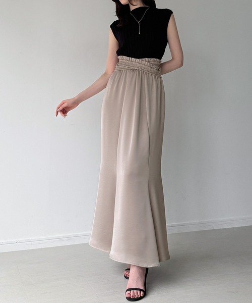 junoah(ジュノア)の「クロスデザインサテンスカート(スカート・レディース・ピンクベージュ/ライトベージュ/ブラック・LARGE/MEDIUM/SMALL)」の1枚目の写真