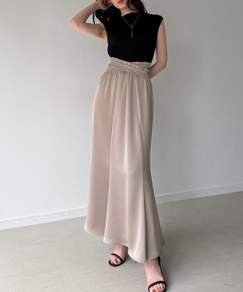 junoah(ジュノア)の「クロスデザインサテンスカート(スカート・レディース・ピンクベージュ/ライトベージュ/ブラック・LARGE/MEDIUM/SMALL)」の4枚目の写真