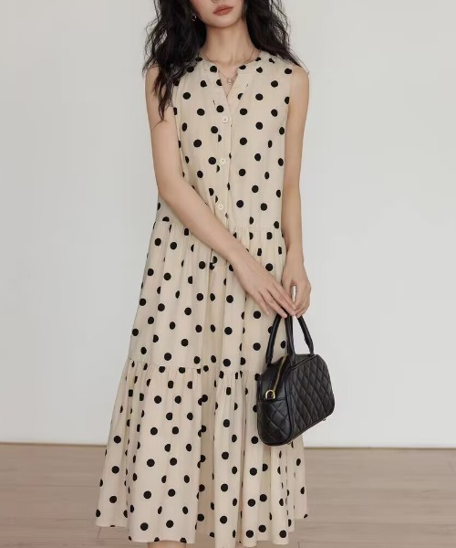 AMAJI（アマジ）の「Vネック 水玉模様 リネン ノースリーブ Aライン ワンピース（ワンピース・レディース・ベージュ・MEDIUM/LARGE/X-LARGE）」の4枚目の写真