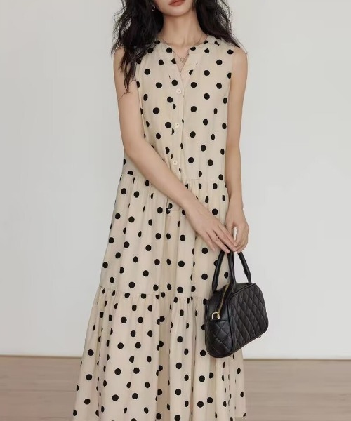 AMAJI（アマジ）の「Vネック 水玉模様 リネン ノースリーブ Aライン ワンピース（ワンピース・レディース・ベージュ・MEDIUM/LARGE/X-LARGE）」の2枚目の写真