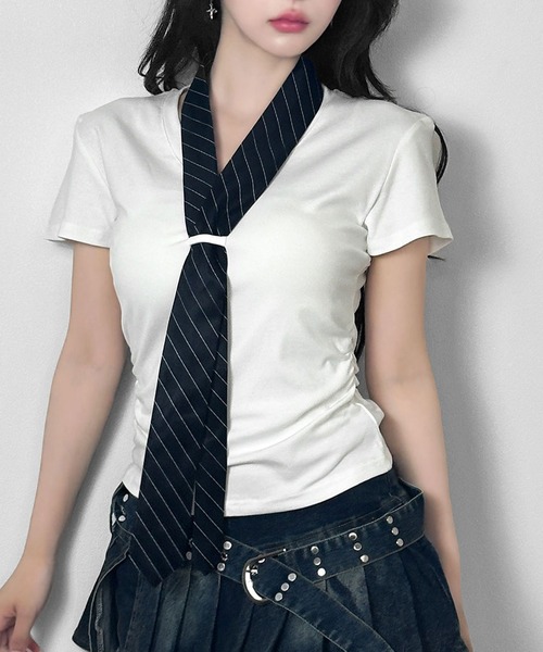 FOLLOWIN(フォロウィン)の「【取り外し可能/2WAY】ネクタイセットVネックシャーリングトップス(Tシャツ/カットソー・レディース・ブラック/ホワイト・FREE)」の1枚目の写真