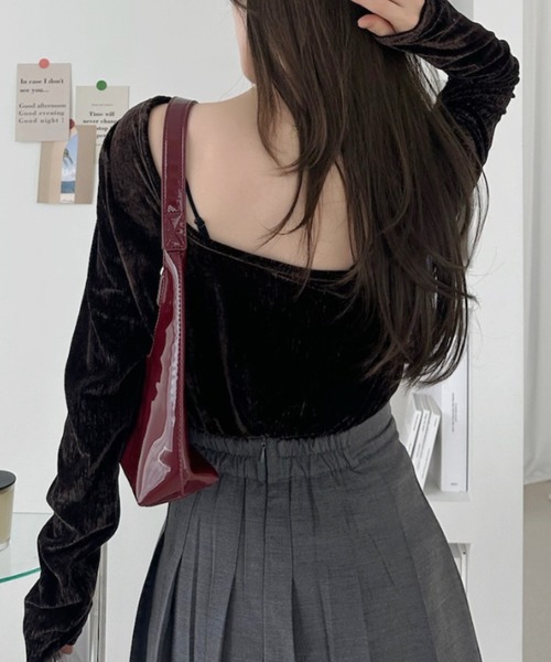 Ada.(エイダ)の「バックオープン ベロア コンパクト カットソー(Tシャツ/カットソー・レディース・ネイビー/ブラック/ブラウン・FREE)」の2枚目の写真