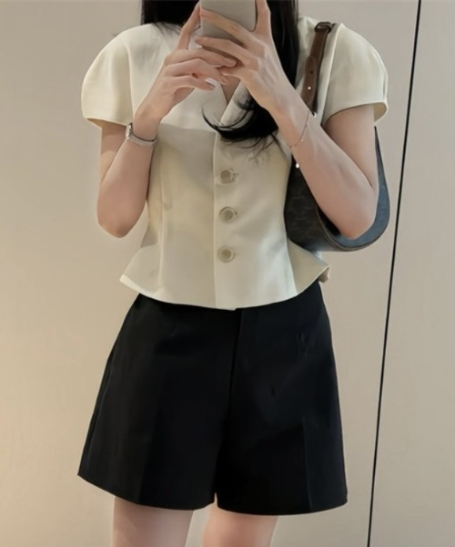 Aelina(エリナ)の「パフスリーブウエスト絞りノーカラージャケット(ノーカラージャケット・レディース・ベージュ/ブラック・FREE)」の9枚目の写真