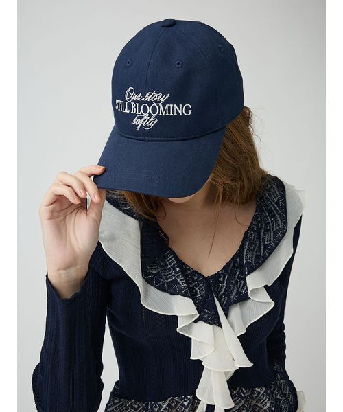 LILY BROWN（リリーブラウン）の「エンブロイダリーキャップ（キャップ・レディース・チャコールグレー/ネイビー/ワインレッド・F）」の2枚目の写真