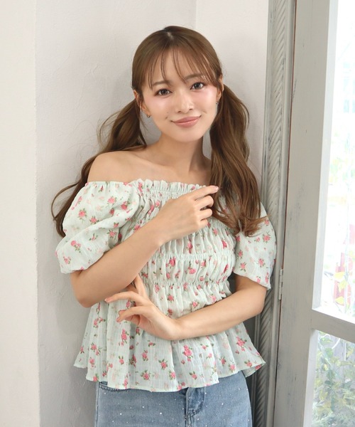 CECIL McBEE(セシルマクビー)の「花柄シャーリングブラウス(シャツ/ブラウス・レディース・ブラック/ライトグリーン/イエロー・MEDIUM)」の7枚目の写真
