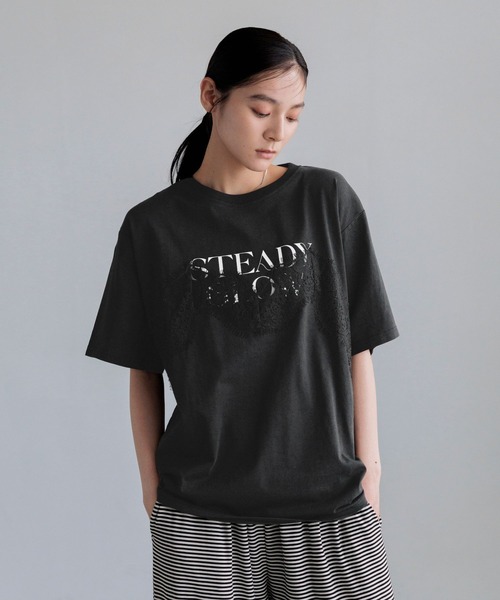 LOWRYS FARM(ローリーズファーム)の「レースロゴプリントT 1063342(Tシャツ/カットソー・レディース・チャコールグレー/ブラック/アイボリー・FREE)」の2枚目の写真