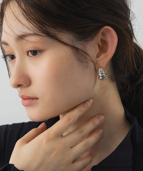 AJUGA.(アジュガ)の「ツイストメタルフープピアス(ピアス(両耳用)・レディース・シルバー・ONE SIZE)」の1枚目の写真