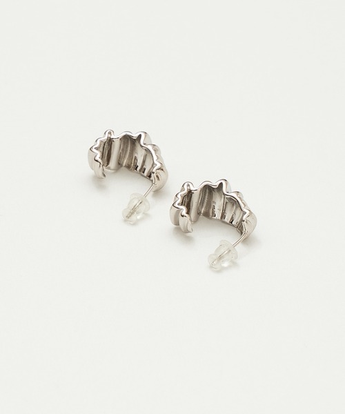 AJUGA.(アジュガ)の「ツイストメタルフープピアス(ピアス(両耳用)・レディース・シルバー・ONE SIZE)」の2枚目の写真