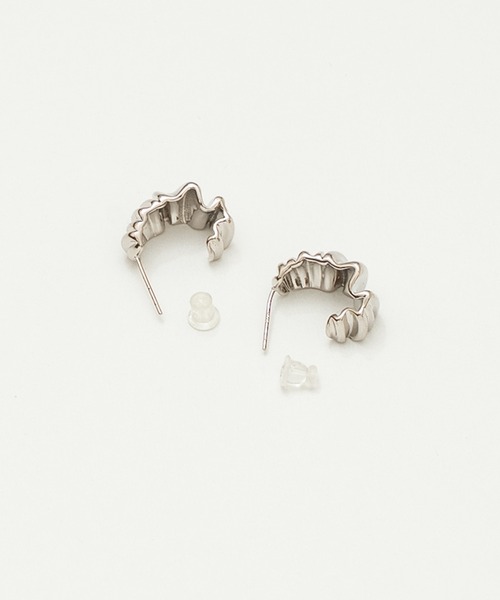 AJUGA.(アジュガ)の「ツイストメタルフープピアス(ピアス(両耳用)・レディース・シルバー・ONE SIZE)」の5枚目の写真