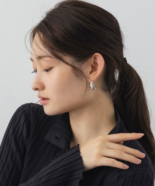 AJUGA.(アジュガ)の「ツイストメタルフープピアス(ピアス(両耳用)・レディース・シルバー・ONE SIZE)」の7枚目の写真