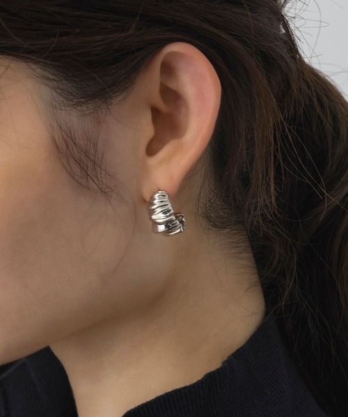 AJUGA.(アジュガ)の「ツイストメタルフープピアス(ピアス(両耳用)・レディース・シルバー・ONE SIZE)」の9枚目の写真