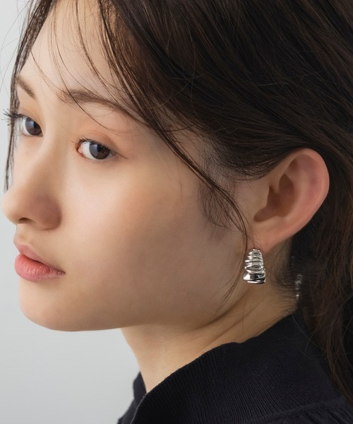 AJUGA.(アジュガ)の「ツイストメタルフープピアス(ピアス(両耳用)・レディース・シルバー・ONE SIZE)」の11枚目の写真