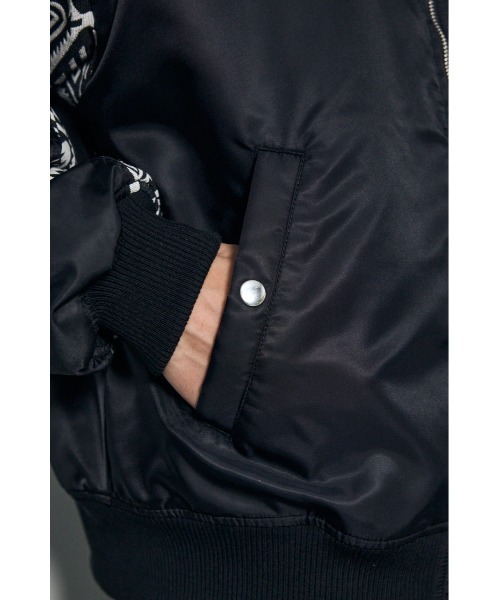 AZUL by moussy(アズールバイマウジー)の「袖柄切り替えMA-1 秋服 冬服 フライトジャケット(ブルゾン・メンズ・ブラック/カーキ・LARGE/MEDIUM)」の8枚目の写真