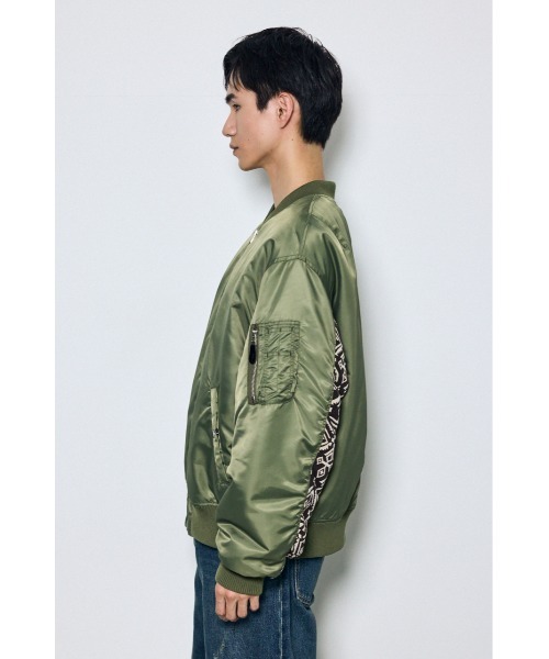 AZUL by moussy(アズールバイマウジー)の「袖柄切り替えMA-1 秋服 冬服 フライトジャケット(ブルゾン・メンズ・ブラック/カーキ・LARGE/MEDIUM)」の18枚目の写真