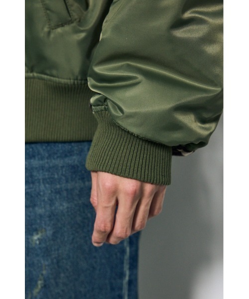 AZUL by moussy(アズールバイマウジー)の「袖柄切り替えMA-1 秋服 冬服 フライトジャケット(ブルゾン・メンズ・ブラック/カーキ・LARGE/MEDIUM)」の22枚目の写真