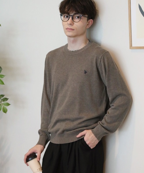 U.S. POLO ASSN.(ユーエスポロアッスン)の「【U.S. POLO ASSN./ユーエスポロアッスン】ワンポイント ダブルホースマン刺繍 ベーシッククルーネックセーター(ニット/セーター・メンズ・杢グレー/ネイビー/アイボリー/モカ/ダークオレンジ・M/L/LL)」の1枚目の写真