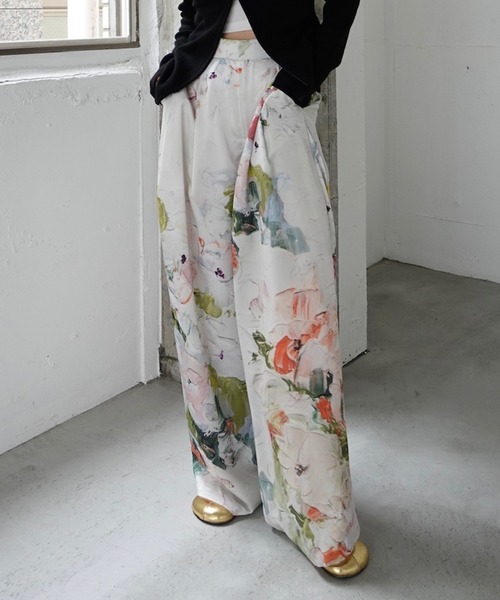 Ameri(アメリ)の「UND WHIPPED FLOWER PANTS(その他パンツ・レディース・アイボリー/ブラック/ベージュ・MEDIUM/SMALL)」の1枚目の写真