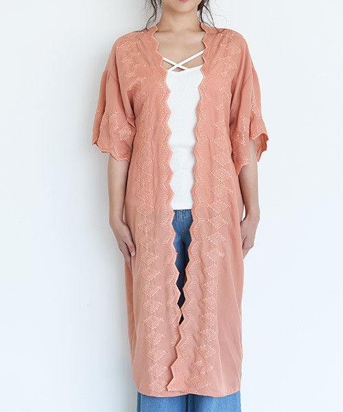 Luz Llena（ラズレナ）の「幾何学柄刺繍スカラップガウン（カーディガン/ボレロ・レディース・ブラック/オレンジ・MEDIUM）」の3枚目の写真