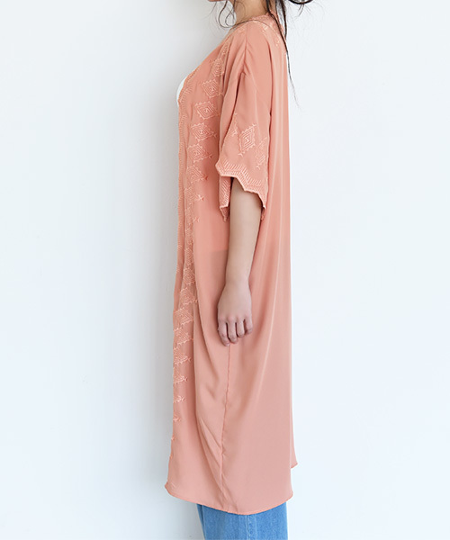 Luz Llena（ラズレナ）の「幾何学柄刺繍スカラップガウン（カーディガン/ボレロ・レディース・ブラック/オレンジ・MEDIUM）」の4枚目の写真