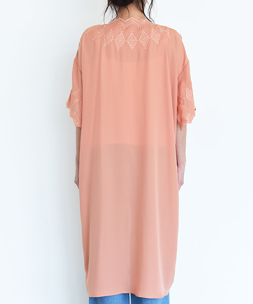 Luz Llena（ラズレナ）の「幾何学柄刺繍スカラップガウン（カーディガン/ボレロ・レディース・ブラック/オレンジ・MEDIUM）」の5枚目の写真