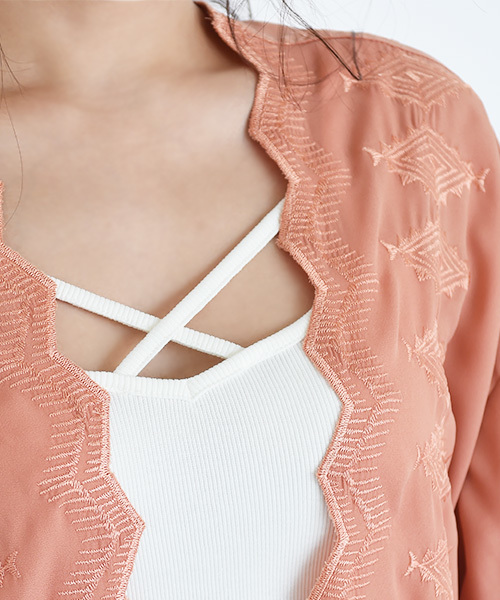 Luz Llena（ラズレナ）の「幾何学柄刺繍スカラップガウン（カーディガン/ボレロ・レディース・ブラック/オレンジ・MEDIUM）」の6枚目の写真