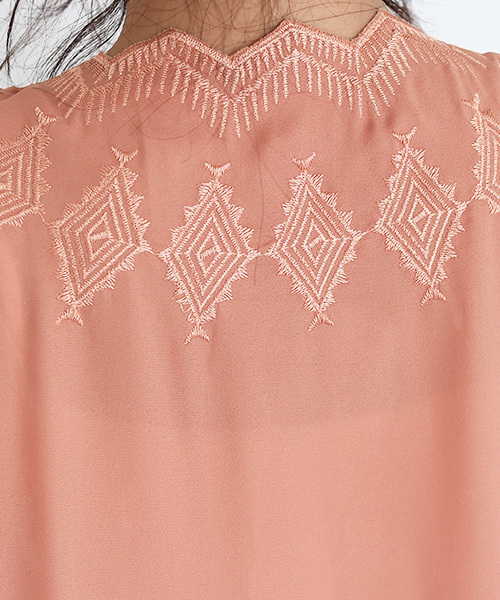 Luz Llena（ラズレナ）の「幾何学柄刺繍スカラップガウン（カーディガン/ボレロ・レディース・ブラック/オレンジ・MEDIUM）」の7枚目の写真