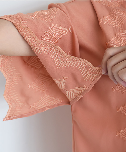 Luz Llena（ラズレナ）の「幾何学柄刺繍スカラップガウン（カーディガン/ボレロ・レディース・ブラック/オレンジ・MEDIUM）」の8枚目の写真