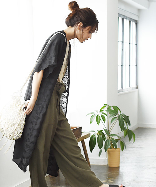 Luz Llena（ラズレナ）の「幾何学柄刺繍スカラップガウン（カーディガン/ボレロ・レディース・ブラック/オレンジ・MEDIUM）」の13枚目の写真