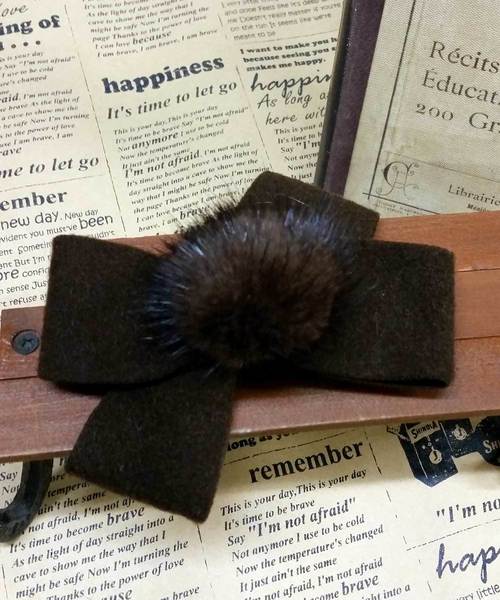 lala Born（ララボーン）の「ミンクファーポンポンヘアピン（バレッタ/ヘアクリップ・レディース・キャメル/ブラック/ピンク/ブラウン/グレー・FREE）」の4枚目の写真