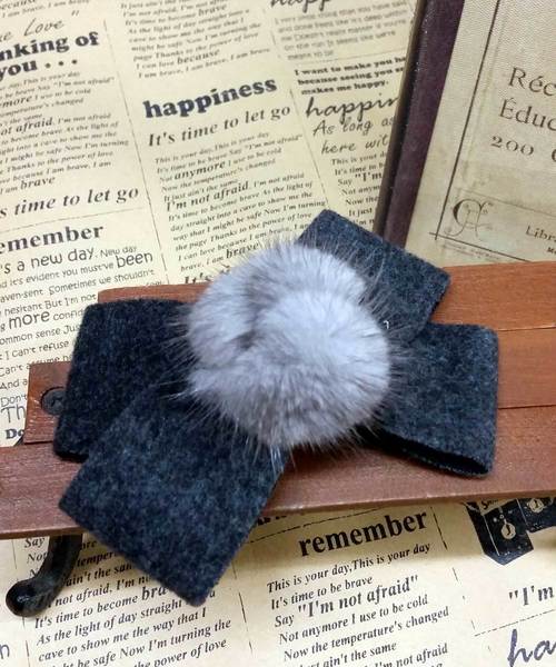 lala Born（ララボーン）の「ミンクファーポンポンヘアピン（バレッタ/ヘアクリップ・レディース・キャメル/ブラック/ピンク/ブラウン/グレー・FREE）」の3枚目の写真