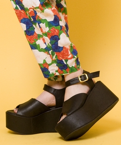 WEGO（ウィゴー）の「WEGO/フェイクレザー厚底ウェッジサンダル（サンダル・レディース・ブラック/ブラック系その他/ブラウン/ホワイト・23.5/24.5）」の2枚目の写真