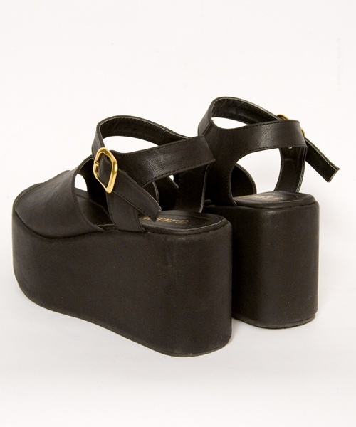 WEGO（ウィゴー）の「WEGO/フェイクレザー厚底ウェッジサンダル（サンダル・レディース・ブラック/ブラック系その他/ブラウン/ホワイト・23.5/24.5）」の9枚目の写真