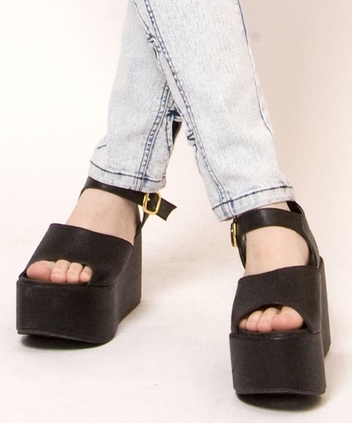 WEGO（ウィゴー）の「WEGO/フェイクレザー厚底ウェッジサンダル（サンダル・レディース・ブラック/ブラック系その他/ブラウン/ホワイト・23.5/24.5）」の13枚目の写真