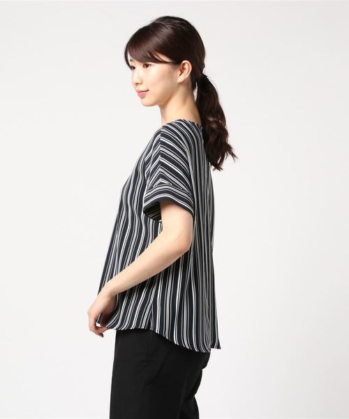 A/C DESIGN BY ALPHA CUBIC（エーシーデザインバイアルファキュービック）の「Vネックストライプブラウス（シャツ/ブラウス・レディース・オフホワイト/ブルー/ライトグレー/ネイビー・9号/11号）」の5枚目の写真