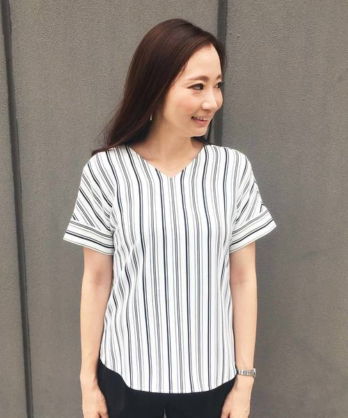 A/C DESIGN BY ALPHA CUBIC（エーシーデザインバイアルファキュービック）の「Vネックストライプブラウス（シャツ/ブラウス・レディース・オフホワイト/ブルー/ライトグレー/ネイビー・9号/11号）」の2枚目の写真