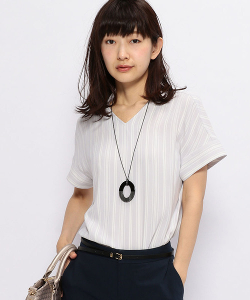 A/C DESIGN BY ALPHA CUBIC（エーシーデザインバイアルファキュービック）の「Vネックストライプブラウス（シャツ/ブラウス・レディース・オフホワイト/ブルー/ライトグレー/ネイビー・9号/11号）」の3枚目の写真