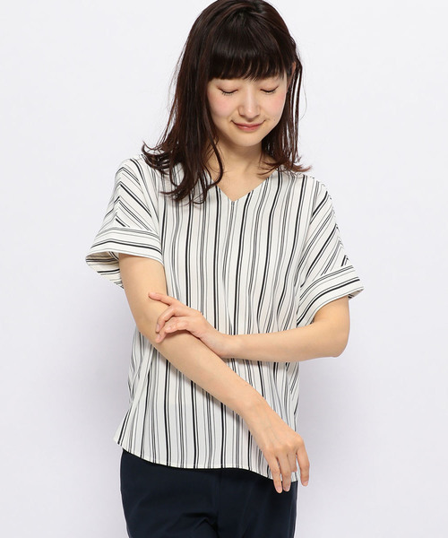 A/C DESIGN BY ALPHA CUBIC（エーシーデザインバイアルファキュービック）の「Vネックストライプブラウス（シャツ/ブラウス・レディース・オフホワイト/ブルー/ライトグレー/ネイビー・9号/11号）」の15枚目の写真