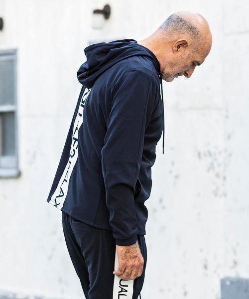 1piu1uguale3 RELAX（ウノピュウノウグァーレトレリラックス）の「1PIU1UGUALE3 RELAX(ウノピゥウノウグァーレトレ)4WAYストレッチラインロゴプルフーディ（パーカー・メンズ・ブラック/ネイビー・S/M/L/XL/XXL）」の2枚目の写真