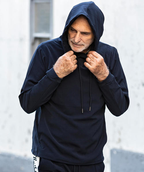 1piu1uguale3 RELAX（ウノピュウノウグァーレトレリラックス）の「1PIU1UGUALE3 RELAX(ウノピゥウノウグァーレトレ)4WAYストレッチラインロゴプルフーディ（パーカー・メンズ・ブラック/ネイビー・S/M/L/XL/XXL）」の12枚目の写真